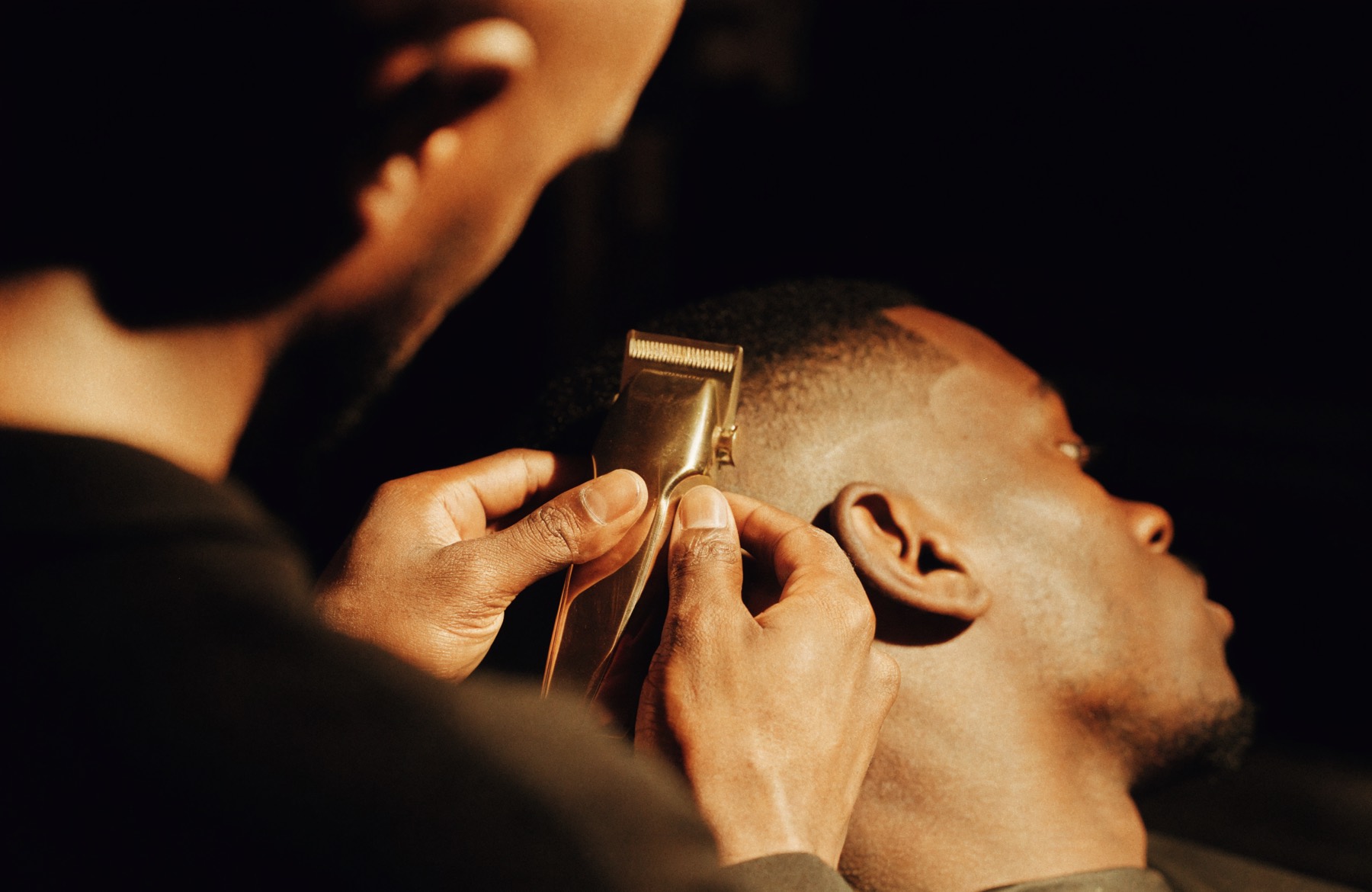 Barber au travail, lumière cuivrée